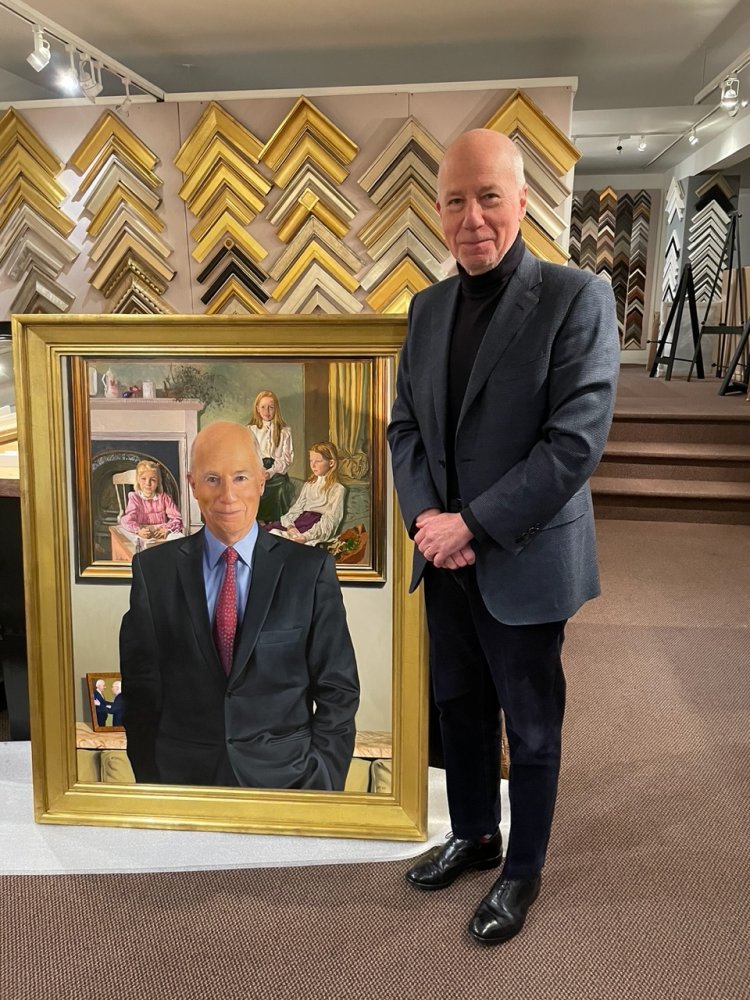 2474 Mark Angelson with his framed portrait 221130 
